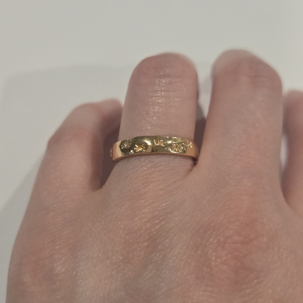 Womens Gold Tone Floral Ring Nwot